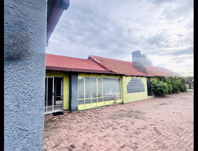 M² BUSINESS CENTRE FOR SALE IN WITBANK EXT 8